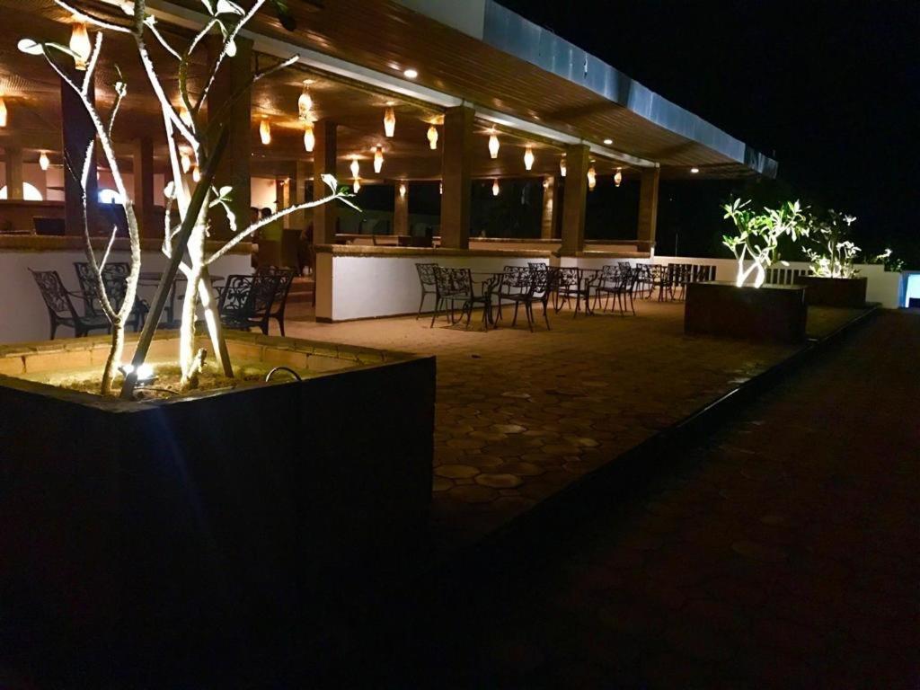 Peacock Beach Hotel Hambantota Exteriér fotografie